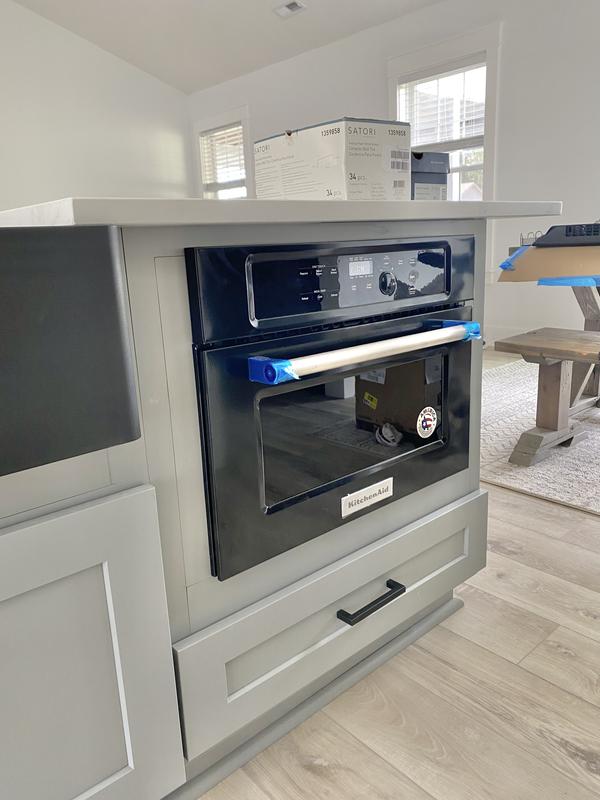 Gray kitchen with contemporary finishes