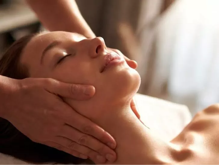 Facial treatment at Reverse Beauty Clinic